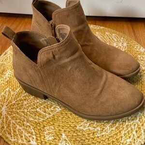 Time and Tru ankle booties tan 6.5 women’s like new